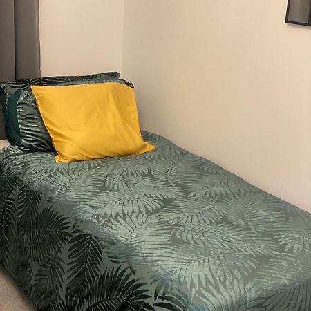 Peterborough Brand New City Center Apartment 2 Bedroom 2 Bath Apartment Free Parking Contractors Welcome Exterior foto