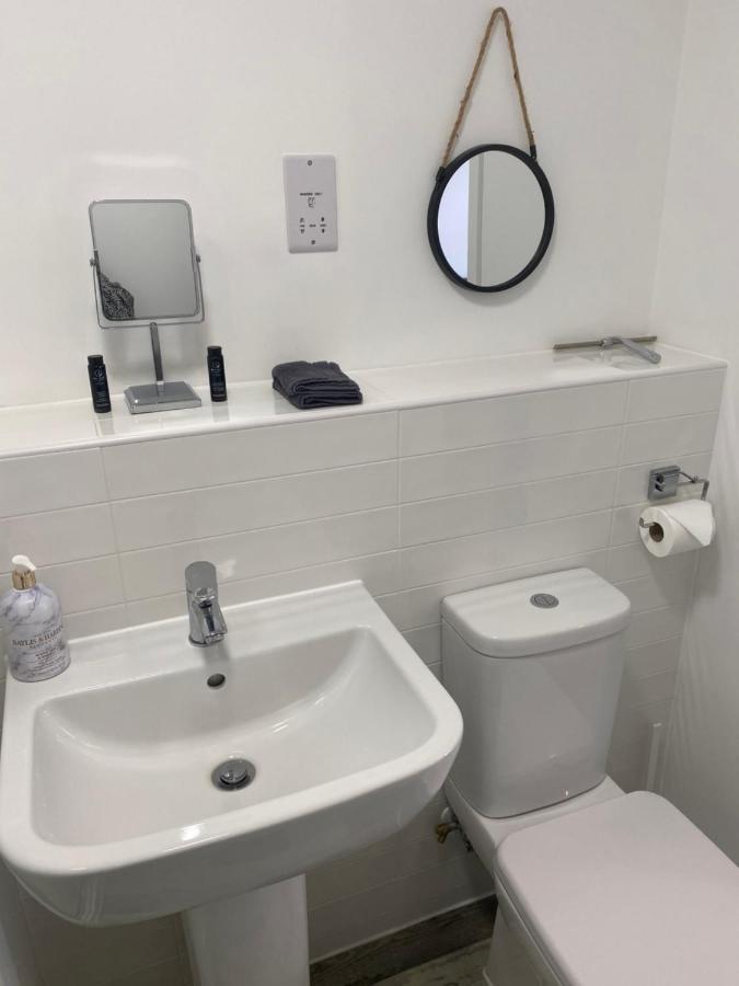 Peterborough Brand New City Center Apartment 2 Bedroom 2 Bath Apartment Free Parking Contractors Welcome Exterior foto